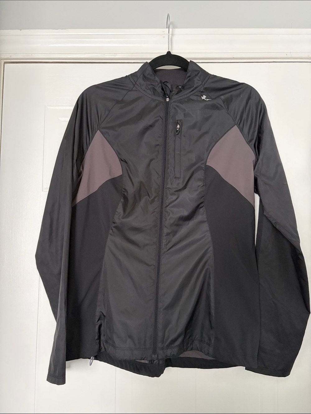 Under Armour Women’s Black and Dark Gray Lightweight Windbreaker Jacket- M